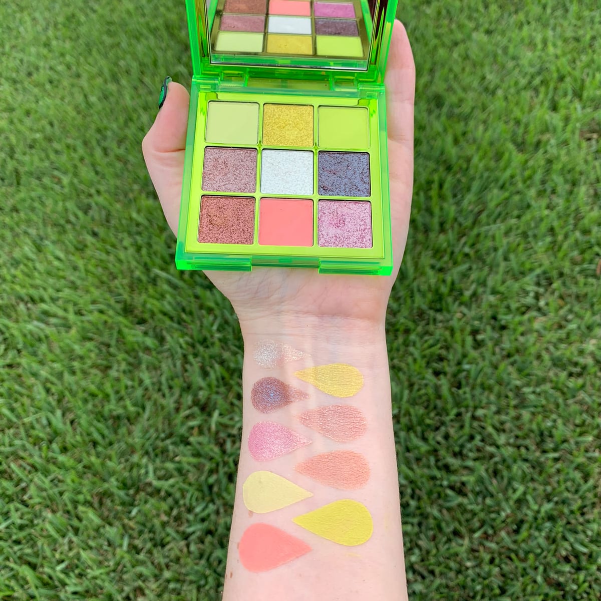 Huda Beauty neon eyeshadow palette
