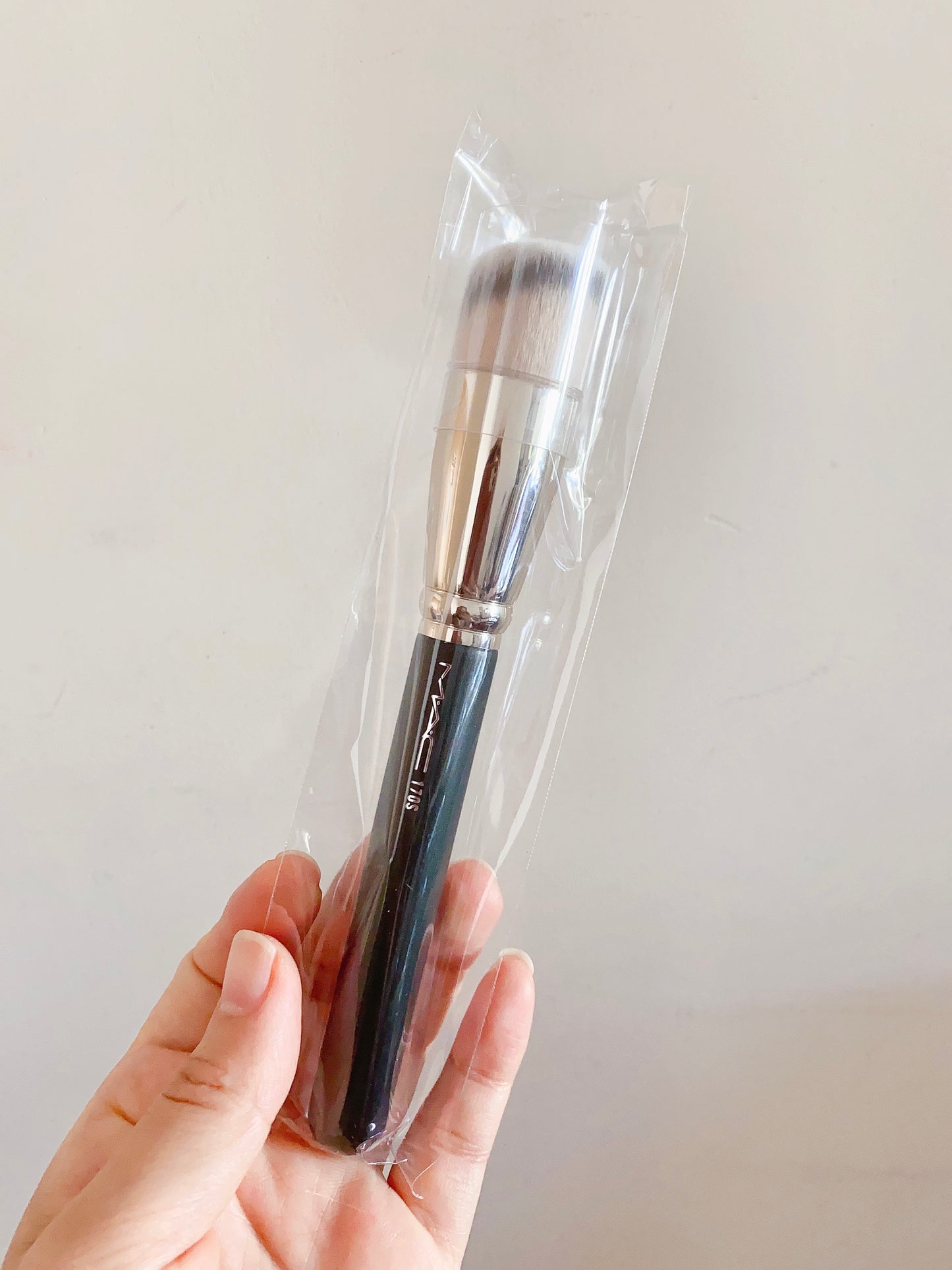 MAC 170 Synthetic Rounded Slant Brush(foundation brush)